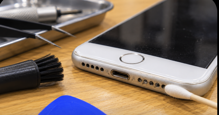 iPhoneのスピーカーは掃除で改善する？高槻で修理する前に確認したいポイント